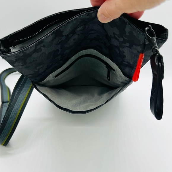 Sherpani Gray and Black Women's Pica Crossbody Bag EUC - Picture 2 of 14